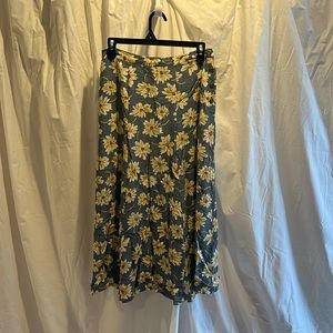 Daisy skirt with blue background